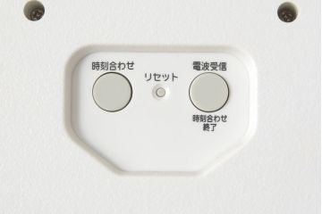 中古　美品　軽井沢彫り　オーバル型のフォルムが珍しい壁掛け時計(掛け時計、ウォールクロック)(R-059692)