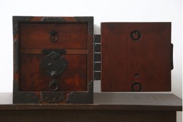 和製アンティーク　総欅(ケヤキ)材　三国　重厚感ある佇まいが魅力的な船箪笥(掛硯型、懸硯型、舟箪笥、小引き出し、小物収納、時代箪笥)(R-059700)