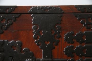 和製アンティーク　総欅(ケヤキ)材　三国　重厚感ある佇まいが魅力的な船箪笥(掛硯型、懸硯型、舟箪笥、小引き出し、小物収納、時代箪笥)(R-059700)