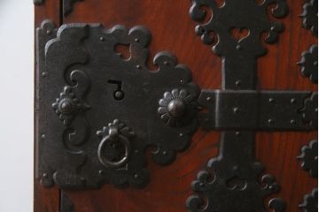 和製アンティーク　総欅(ケヤキ)材　三国　重厚感ある佇まいが魅力的な船箪笥(掛硯型、懸硯型、舟箪笥、小引き出し、小物収納、時代箪笥)(R-059700)