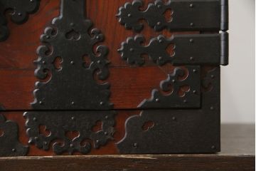 和製アンティーク　総欅(ケヤキ)材　三国　重厚感ある佇まいが魅力的な船箪笥(掛硯型、懸硯型、舟箪笥、小引き出し、小物収納、時代箪笥)(R-059700)