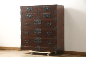 中古　美品　岩谷堂箪笥　重厚な金具と力強い木目が印象的な衣装箪笥(和タンス、収納たんす、引き出し)(R-059703)