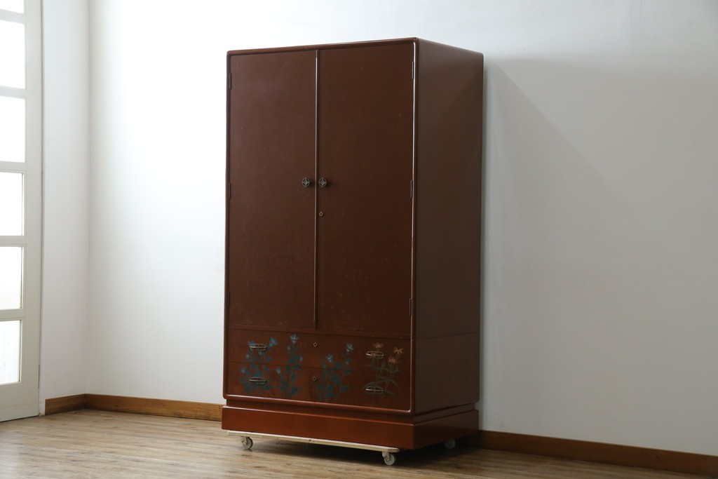 ※塗装にダメージあり※　和製ヴィンテージ　最高級品　総漆塗り　漆絵入り　内部桐材　品のある雰囲気を醸し出すワードローブ　(R-059709)