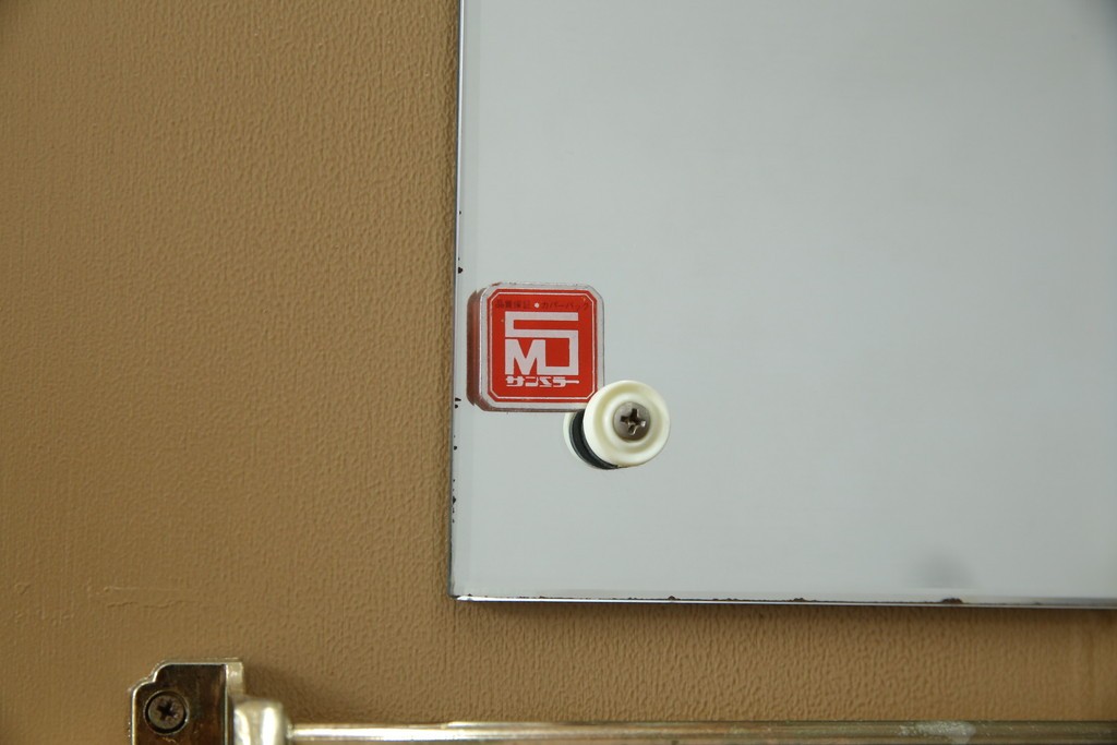 ※塗装にダメージあり※　和製ヴィンテージ　最高級品　総漆塗り　漆絵入り　内部桐材　品のある雰囲気を醸し出すワードローブ　(R-059709)