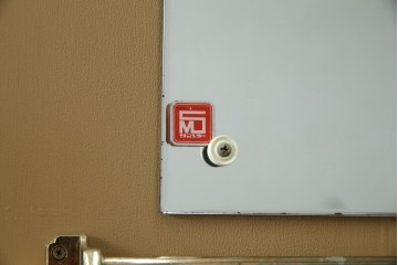 ※塗装にダメージあり※　和製ヴィンテージ　最高級品　総漆塗り　漆絵入り　内部桐材　品のある雰囲気を醸し出すワードローブ　(R-059709)