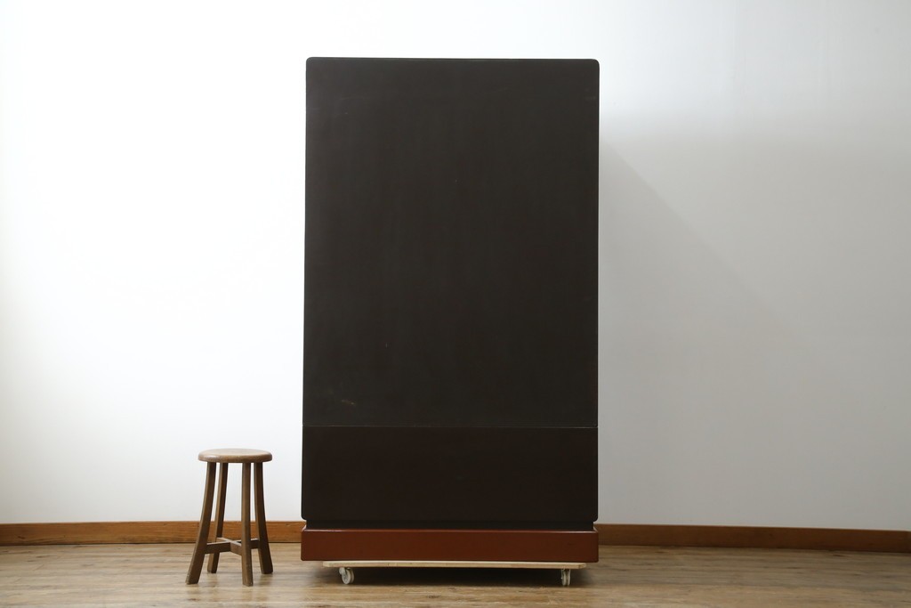 ※塗装にダメージあり※　和製ヴィンテージ　最高級品　総漆塗り　漆絵入り　内部桐材　品のある雰囲気を醸し出すワードローブ　(R-059709)