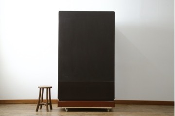 ※塗装にダメージあり※　和製ヴィンテージ　最高級品　総漆塗り　漆絵入り　内部桐材　品のある雰囲気を醸し出すワードローブ　(R-059709)