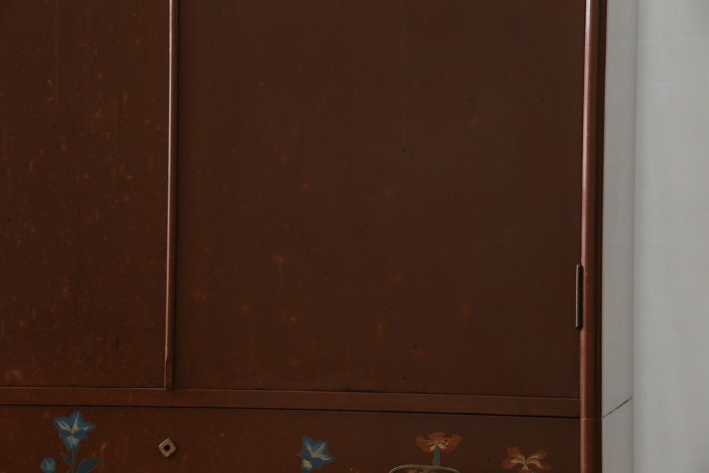 ※塗装にダメージあり※　和製ヴィンテージ　最高級品　総漆塗り　漆絵入り　内部桐材　品のある雰囲気を醸し出すワードローブ　(R-059709)