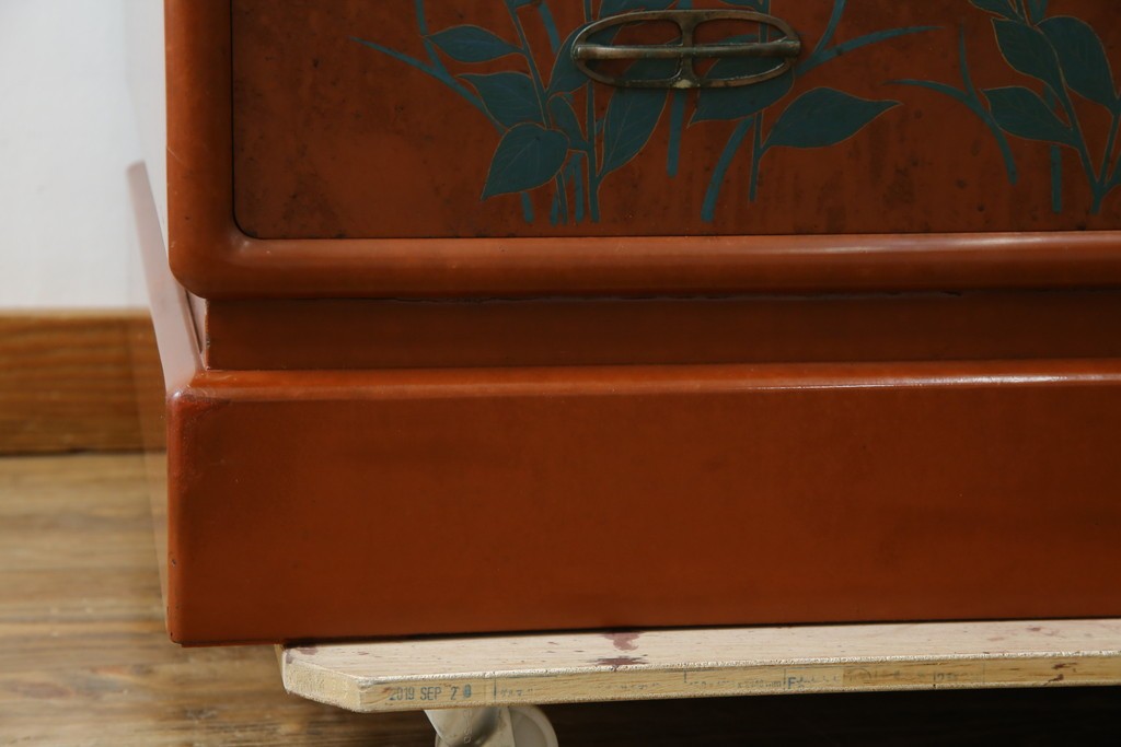 ※塗装にダメージあり※　和製ヴィンテージ　最高級品　総漆塗り　漆絵入り　内部桐材　品のある雰囲気を醸し出すワードローブ　(R-059709)