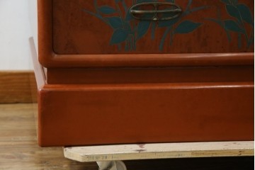 ※塗装にダメージあり※　和製ヴィンテージ　最高級品　総漆塗り　漆絵入り　内部桐材　品のある雰囲気を醸し出すワードローブ　(R-059709)