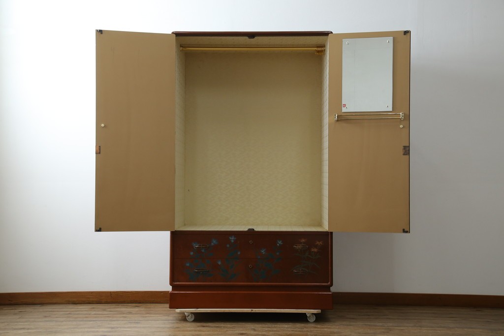 ※塗装にダメージあり※　和製ヴィンテージ　最高級品　総漆塗り　漆絵入り　内部桐材　品のある雰囲気を醸し出すワードローブ　(R-059709)