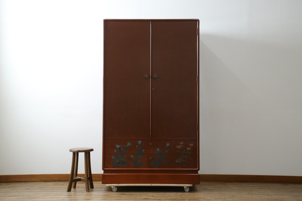 ※塗装にダメージあり※　和製ヴィンテージ　最高級品　総漆塗り　漆絵入り　内部桐材　品のある雰囲気を醸し出すワードローブ　(R-059709)