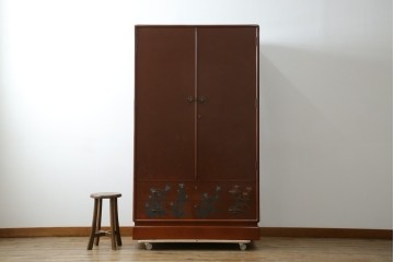 ※塗装にダメージあり※　和製ヴィンテージ　最高級品　総漆塗り　漆絵入り　内部桐材　品のある雰囲気を醸し出すワードローブ　(R-059709)