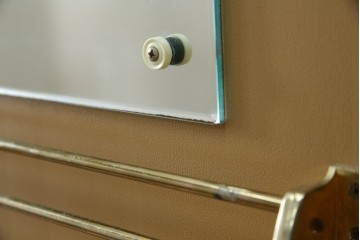 ※塗装にダメージあり※　和製ヴィンテージ　最高級品　総漆塗り　漆絵入り　内部桐材　品のある雰囲気を醸し出すワードローブ　(R-059709)