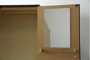 ※塗装にダメージあり※　和製ヴィンテージ　最高級品　総漆塗り　漆絵入り　内部桐材　品のある雰囲気を醸し出すワードローブ　(R-059709)