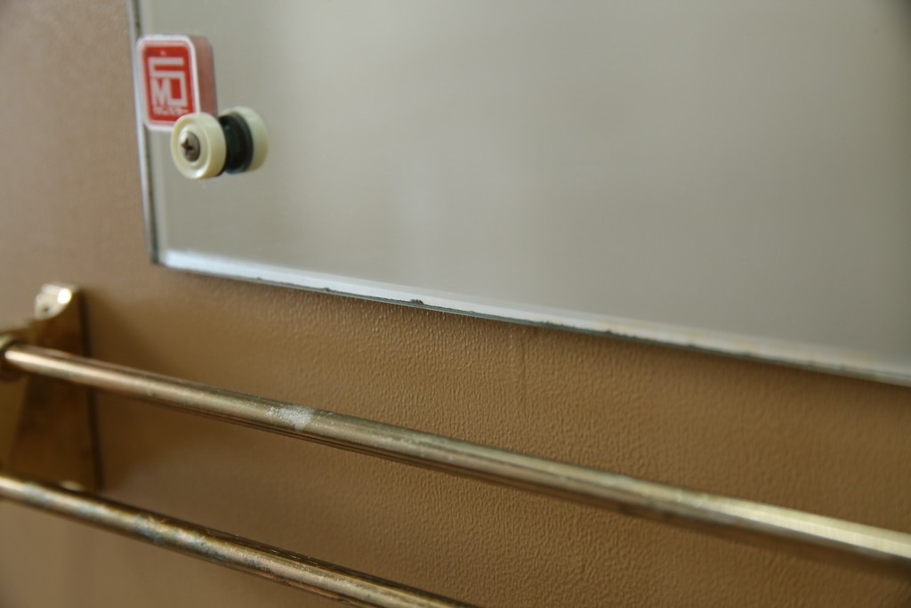 ※塗装にダメージあり※　和製ヴィンテージ　最高級品　総漆塗り　漆絵入り　内部桐材　品のある雰囲気を醸し出すワードローブ　(R-059709)