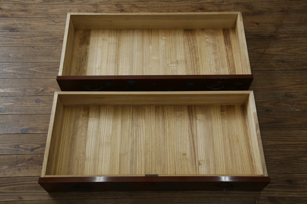 ※塗装にダメージあり※　和製ヴィンテージ　最高級品　総漆塗り　漆絵入り　内部桐材　品のある雰囲気を醸し出すワードローブ　(R-059709)