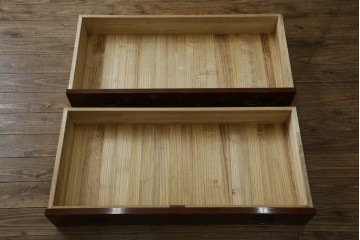 ※塗装にダメージあり※　和製ヴィンテージ　最高級品　総漆塗り　漆絵入り　内部桐材　品のある雰囲気を醸し出すワードローブ　(R-059709)