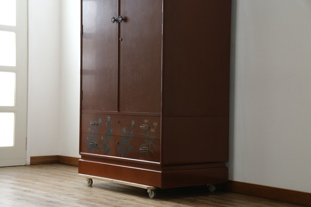 ※塗装にダメージあり※　和製ヴィンテージ　最高級品　総漆塗り　漆絵入り　内部桐材　品のある雰囲気を醸し出すワードローブ　(R-059709)