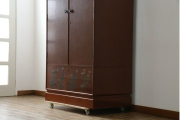 ※塗装にダメージあり※　和製ヴィンテージ　最高級品　総漆塗り　漆絵入り　内部桐材　品のある雰囲気を醸し出すワードローブ　(R-059709)