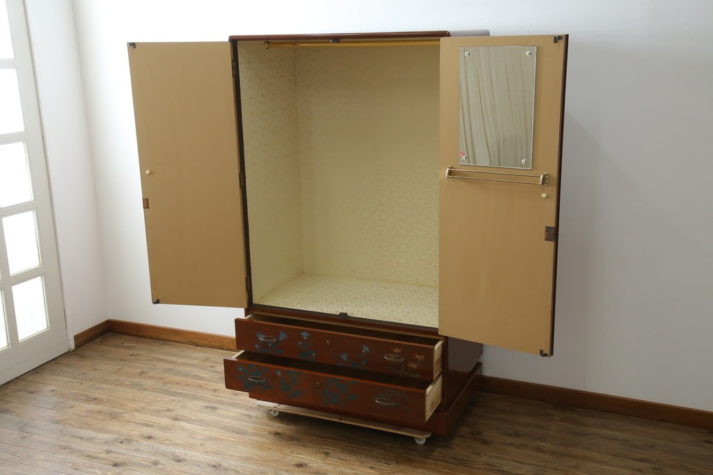 ※塗装にダメージあり※　和製ヴィンテージ　最高級品　総漆塗り　漆絵入り　内部桐材　品のある雰囲気を醸し出すワードローブ　(R-059709)