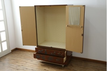 ※塗装にダメージあり※　和製ヴィンテージ　最高級品　総漆塗り　漆絵入り　内部桐材　品のある雰囲気を醸し出すワードローブ　(R-059709)