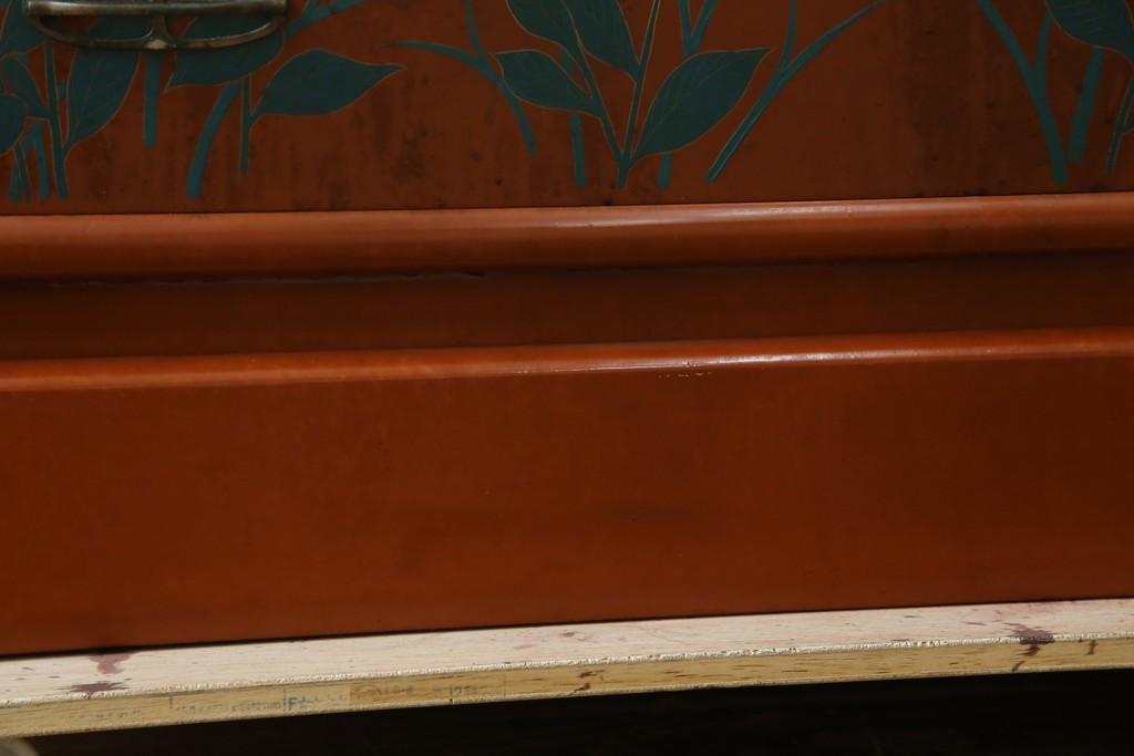 ※塗装にダメージあり※　和製ヴィンテージ　最高級品　総漆塗り　漆絵入り　内部桐材　品のある雰囲気を醸し出すワードローブ　(R-059709)