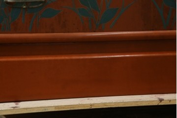 ※塗装にダメージあり※　和製ヴィンテージ　最高級品　総漆塗り　漆絵入り　内部桐材　品のある雰囲気を醸し出すワードローブ　(R-059709)