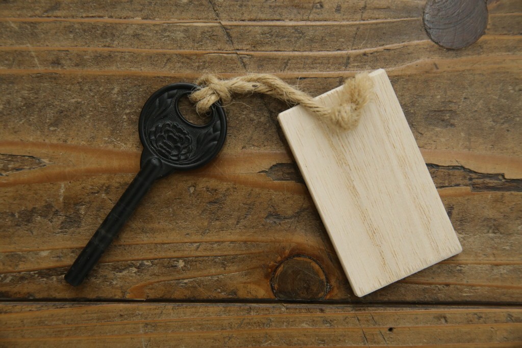 ※塗装にダメージあり※　和製ヴィンテージ　最高級品　総漆塗り　漆絵入り　内部桐材　品のある雰囲気を醸し出すワードローブ　(R-059709)