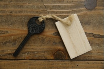 ※塗装にダメージあり※　和製ヴィンテージ　最高級品　総漆塗り　漆絵入り　内部桐材　品のある雰囲気を醸し出すワードローブ　(R-059709)