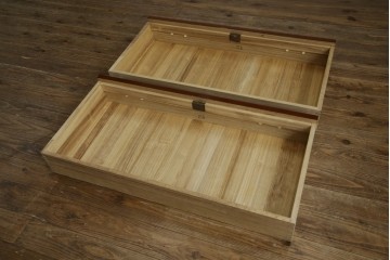 ※塗装にダメージあり※　和製ヴィンテージ　最高級品　総漆塗り　漆絵入り　内部桐材　品のある雰囲気を醸し出すワードローブ　(R-059709)