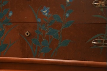 ※塗装にダメージあり※　和製ヴィンテージ　最高級品　総漆塗り　漆絵入り　内部桐材　品のある雰囲気を醸し出すワードローブ　(R-059709)