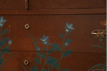 ※塗装にダメージあり※　和製ヴィンテージ　最高級品　総漆塗り　漆絵入り　内部桐材　品のある雰囲気を醸し出すワードローブ　(R-059709)