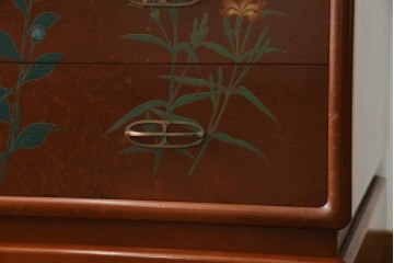 ※塗装にダメージあり※　和製ヴィンテージ　最高級品　総漆塗り　漆絵入り　内部桐材　品のある雰囲気を醸し出すワードローブ　(R-059709)