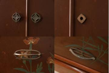 ※塗装にダメージあり※　和製ヴィンテージ　最高級品　総漆塗り　漆絵入り　内部桐材　品のある雰囲気を醸し出すワードローブ　(R-059709)