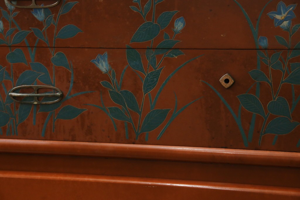 ※塗装にダメージあり※　和製ヴィンテージ　最高級品　総漆塗り　漆絵入り　内部桐材　品のある雰囲気を醸し出すワードローブ　(R-059709)