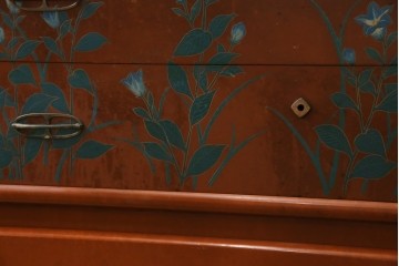 ※塗装にダメージあり※　和製ヴィンテージ　最高級品　総漆塗り　漆絵入り　内部桐材　品のある雰囲気を醸し出すワードローブ　(R-059709)