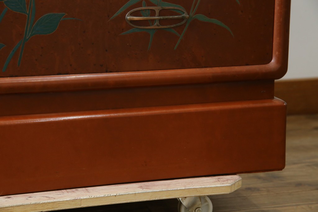 ※塗装にダメージあり※　和製ヴィンテージ　最高級品　総漆塗り　漆絵入り　内部桐材　品のある雰囲気を醸し出すワードローブ　(R-059709)