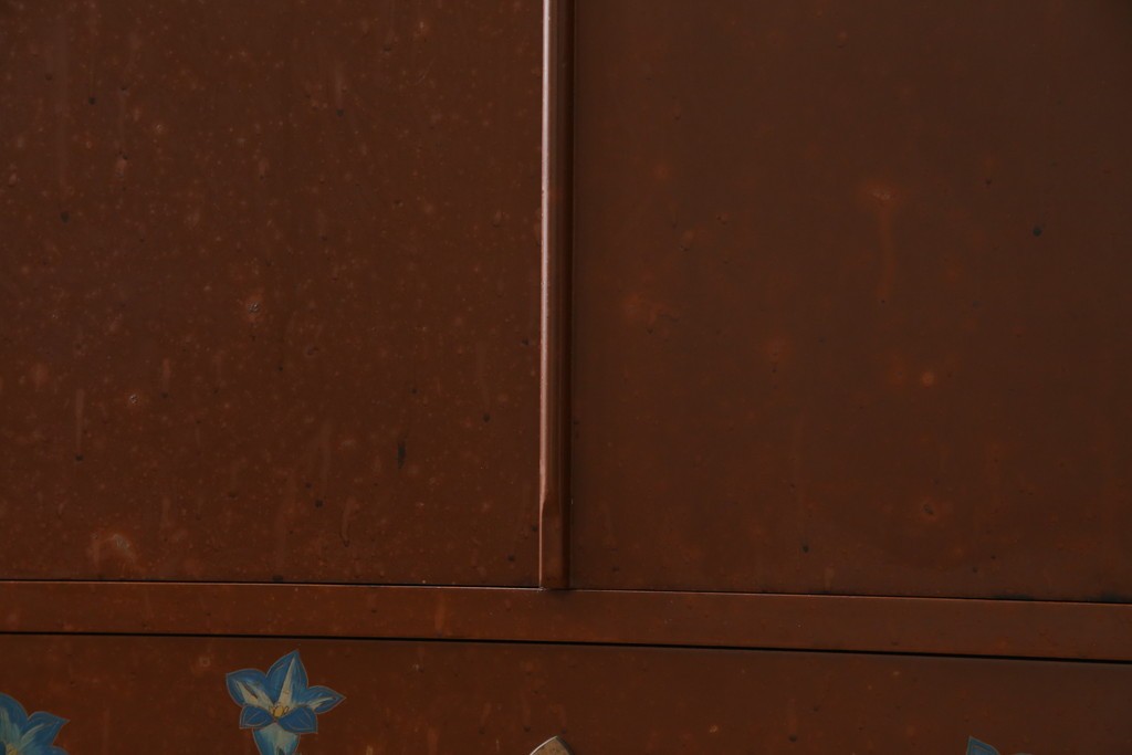 ※塗装にダメージあり※　和製ヴィンテージ　最高級品　総漆塗り　漆絵入り　内部桐材　品のある雰囲気を醸し出すワードローブ　(R-059709)