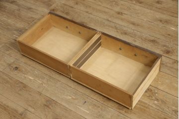 和製アンティーク　ペイント仕上げ限定　モールガラスがレトロな雰囲気を高めるブックケース(本箱、収納棚、戸棚、キャビネット)(R-059727)