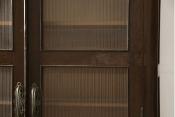 和製アンティーク　ペイント仕上げ限定　モールガラスがレトロな雰囲気を高めるブックケース(本箱、収納棚、戸棚、キャビネット)(R-059727)