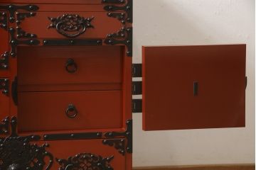 中古　美品　米沢箪笥　伝統工芸　漆塗り　朱塗り　鋲と凝った金具の意匠が目を引く手許箪笥(和タンス、収納箪笥、小箪笥)(定価約41万円)(R-059732)