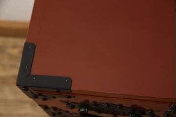 中古　美品　米沢箪笥　伝統工芸　漆塗り　朱塗り　鋲と凝った金具の意匠が目を引く手許箪笥(和タンス、収納箪笥、小箪笥)(定価約41万円)(R-059732)
