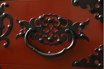 中古　美品　米沢箪笥　伝統工芸　漆塗り　朱塗り　鋲と凝った金具の意匠が目を引く手許箪笥(和タンス、収納箪笥、小箪笥)(定価約41万円)(R-059732)