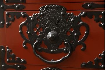 中古　美品　米沢箪笥　伝統工芸　漆塗り　朱塗り　鋲と凝った金具の意匠が目を引く手許箪笥(和タンス、収納箪笥、小箪笥)(定価約41万円)(R-059732)