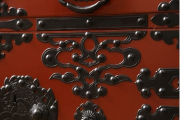 中古　美品　米沢箪笥　伝統工芸　漆塗り　朱塗り　鋲と凝った金具の意匠が目を引く手許箪笥(和タンス、収納箪笥、小箪笥)(定価約41万円)(R-059732)
