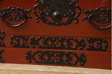 中古　美品　米沢箪笥　伝統工芸　漆塗り　朱塗り　鋲と凝った金具の意匠が目を引く手許箪笥(和タンス、収納箪笥、小箪笥)(定価約41万円)(R-059732)
