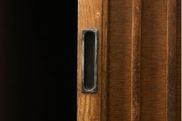 和製アンティーク　前面ナラ(楢)材　あたたかみのある木の風合いと渋みを増した金具が趣溢れる帳場箪笥(和たんす、時代箪笥、収納箪笥、整理タンス)(R-059733)