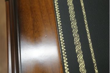 中古　超美品　スペイン　ウルタド(HURTADO)　クラシカルな雰囲気と重厚感のある佇まいが魅力の組み立て式プレジデントデスク(両袖机、ワークデスク、在宅ワーク、在宅用)(定価約115万円)(R-059735)