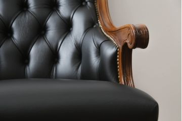 中古　超美品　スペイン　ウルタド(HURTADO)　クラシカルな雰囲気と重厚感のある佇まいが魅力の本革アームチェア(椅子、イス、レザー)(定価約60万円)(R-059736)